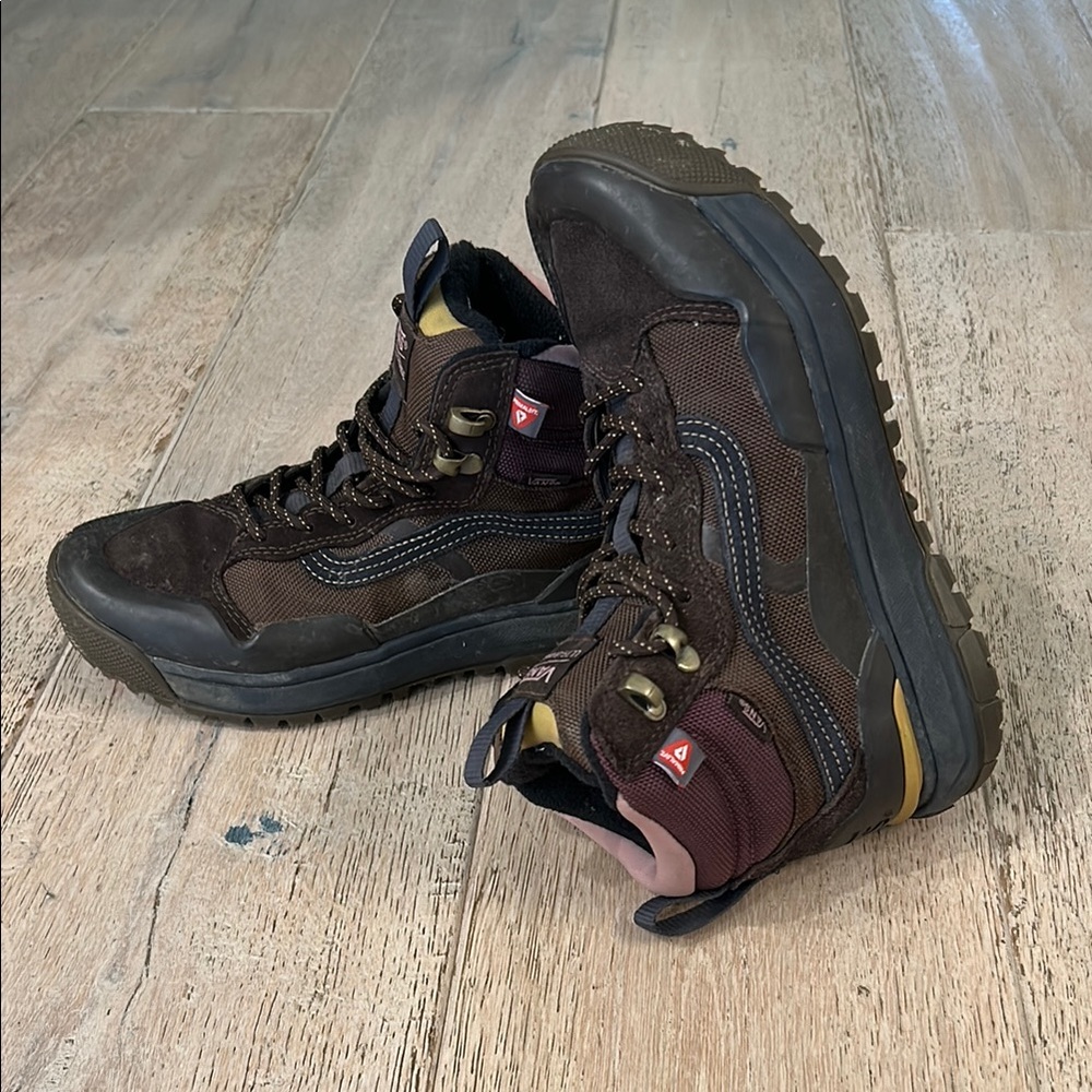 Vans unisex hiking boots (men’s 6 & women’s 7.5)